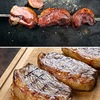 ピカーニャ／ピッカーニャ　（南米の肉料理2）　Tasteatlasによるランキングでは，南米の肉料理でトップにランクされるばかりか，世界の肉料理のトップとされています．アメリカでは（トップ）サーロインキャップ，イギリスではランプキャップと呼ばれる部位.　ブラジルでは，主に「シュラスコ」に使用され，たっぷりと塩を振りかけ，串に刺して炭火で焼かれます．シンプルな味付けのリッチでバターのような風味，柔らかくジューシーな食感が魅力で，料理の宝石とも呼ばれています．