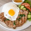 コムタムスオン　Cơm tấm sườn（ベトナム肉料理７）　焼いた豚肉を砕いたご飯の上にのせたもので，炒めた玉ねぎと漬物のミックスがトッピングされ，魚醤をつけて食べます．ベトナム定番の朝食の一つ．米の精米過程で発生する砕けた米粒を再利用した米農家が考案したと言われています．独特な食感と味は，これらのコミュニティを超えて人気を博しました．やがて，グリルした豚肉，漬物，魚醤が定番の付け合わせとなり，コムタムスオンヌオンはより複雑で風味豊かな食事へと変貌を遂げました．