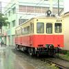 仏生山駅舎近くに止まるファンタゴンレッド23号