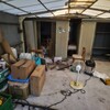 ガレージの片付けは、左の物置の中のものの整理を