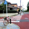 散歩中のゴールデンレトリバー  鷺沼公園隣