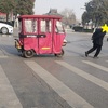 寒い時期はバッテリーの残量に気をつけよう～😅中国河南省開封市、３輪電動車を引っ張る人がいる風景