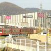 高松築港駅に向かう京急ラッピング車両と還暦の赤い電車