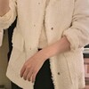 ジャケットやトレンチコートの腕まくりがずり落ちない方法