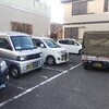 軽バンが会社の駐車場に戻ってきました。