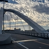 鶴見川に架かる鶴見川橋とうろこ雲