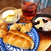 今日の朝食ワンプレート、どんぐりのちくわパン、紅茶、バナナブルーベリーシリアルヨーグルト、りんご