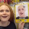 NZで女性が商品の写真にドッペルゲンガーを発見、かつらのモデルだった