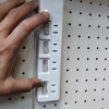 壁面に電源タップを設置！ビスの位置を手早くみつけるためには？