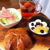 今日の朝食ワンプレート、くるみパン、紅茶、生ハムとキャベツのサラダ、りんごブルーベリーヨーグルト