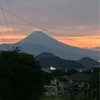 空赤く染め群青の夏の富士(あ）