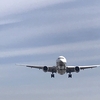 飛行機の羽田空港発着便の空路と機窓を見る