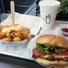 SHAKE SHACK みなとみらい店でシャックバーガー