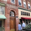 ホプキンスビル のダウンタウンでバーガーを食す。古いレンガ造りの建物は米人も写真に撮っていました。