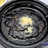 【正直レビュー】松屋の「黒カルボナーラソースハンバーグ」が真っ黒！店舗限定でテスト販売、ボリューム満点な話題の新商品