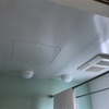掃除 浴室の天井と換気扇。