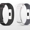 smartband2のバンドを修理する男