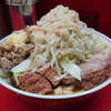  ラーメン二郎 上野毛店 - 前任製麺助手さん謹製ツヨツヨビジュアル。大量の刻み豚は存在感のあるキャベツと合わせれば「キャベチャー」に。飲む事にひたすら特化仕様のスープは、スゥーーっと身体に溶け込んでいく。しっかり肉厚の贅沢切り出しバケット豚。賑やかなラストロット。ブログ読者さんとの並びから、終わりの反省会まで、この日はなんだか濃厚で軽くイベント状態。これ以上求めるものがあるだろうか、いや、ない。