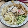 【今週のラーメン４９４７】らーめん 高尾（東京・荻窪）冷しワンタンメン ＋ メンマ ＋ 半熟玉子 ＋ まかないチャーシュー皿 ＋ サッポロラガービール 赤星２本　〜猛暑と仕事でヘタレた気分を一気に解消する旨さ！実に痛快！素朴さ嬉しい冷や中！