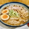 【今週のラーメン５３０３】ワンタンメンの満月 三鷹店（東京・三鷹）ワンタンメン 煮玉子入り こってり　〜東京三鷹に山形酒田の味！素朴な優しさ広がる！醤油ブラウンに溶け出汁と雲呑の透明感！