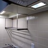 キッチンは照明を白色に統一して食材の彩が分かるようにしました