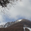 晴れの一日遠くの山は薄青空。