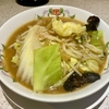 【今週のラーメン５６６０】餃子の王将 武蔵境駅前店（東京・武蔵境）野菜煮込みラーメン ＋ にんにく激増し餃子３個 ＋ 鶏の唐揚げ小 ＋ ホルモンの味噌炒め小 ＋ アサヒスーパードライ　〜鎖系でも大いなる心意気を感じる３月限定拉麺！餃子だけじゃなく飲みでも有効利用！