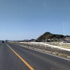 雲ひとつない遠賀川沿いの道を下流に走って