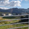 今朝は山頂が平らにみえ、削られた石灰岩が