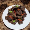 タッソ（北米の肉料理12）　ハイチ料理の代表的な伝統料理の一つ． 伝統の様式でしっかり洗ったのち，角切りにしたヤギ肉（牛肉を使うこともある）を，マリネ液に漬け込みます．Savory Thoughtsは，「ハイチ風エピス，風味を添えるためのエシャロット，ニンニク，酸味を加えるためのレモン汁，少量の辛味を加えるためのクローブパウダーとカイエンペッパーを混ぜた調味料をぬる」としています．その後，鍋で１時間半程煮た後，カリッとした茶色い表面ができるまで炒めます．