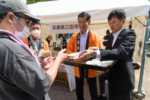 三田・上越の両市長がPRブースで三田米試食販売　「米まずい」発言信頼回復