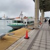 まばらな人のなか、桟橋を渡り、門司港（北九州）