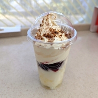 【ミニストップ】グルクル飲むチーズケーキ｜ベリーの果肉とクランブルの食感が楽しめる飲むチーズケーキ