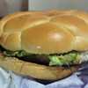 チーズダブルてりやきを実食レビュー。チーズ分からず、香草感あるミートボール味でした。【マクドナルド】
