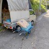 現場近くについたら、一輪車やカゴに段ボールを