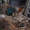 薪を斧で割る　無理はしない　 Splitting firewood with an Axe