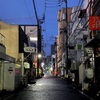 雨の早朝の松山市繁華街