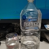 水を飲む49