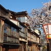 細い路地と桜と浅野川