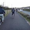 自転車で歩道を走る