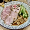 【今週のラーメン５９５２】らーめん 高尾（東京・荻窪）冷しチャーシューメン ＋ メンマ皿 ＋ ワンタン皿 ＋ サッポロ赤星２本　〜夏日の代休にふさわしい赤星２本と冷しチャーシューメンの幸福！これは立派な昼酒劇場！