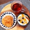 今日の朝食ワンプレート、常食宣言バンズ、紅茶、フルーツヨーグルト
