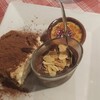 ティラミス、クリームブリュレ、チョコレートムース。カンヌのレストランのデザート盛り合わせ