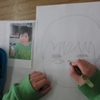 ４年生：図工　版画　自分の顔と手を描く