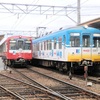 京急ラッピング車両とおいしい牛乳の交換　仏生山駅で