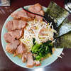 ラーメンショップ 二ツ橋店 - 初訪問。ネギチャーシューメン中盛。圧巻の豚ラーメン。職人の作り出す店の空気感と臨場感はぜひライブで感じる価値あり。