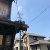 背の高い車で狭い道を通る時は要注意です。