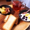 今日の朝食ワンプレート、トースト、紅茶、ソーセージじゃがいも炒め物、りんごブルーベリーヨーグルト