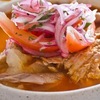 エンセボジャード／エクアドルの国民食であり，大量の玉ねぎが特徴の魚のスープ（世界のシーフードスープ８）　植民地期に持ち込まれた玉ねぎ，ユカ（キャッサバ），ライムなどが加わり，現在の形に近づきました．特に玉ねぎのピックルはスペイン料理の技法が影響しています．キャッサバが　ボリュームを与え，トマト，ライム，シラントロなどが入り，さっぱりした酸味と魚の旨味が特徴．そして，スープのベースとして炒め玉ねぎが大量に使われ，さらに，赤玉ねぎの薄切りのマリネを山盛りにトッピングします．
