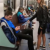 ロシアの女子大学生、脚を広げて席を占める男性乗客に漂白剤をかける。社会問題化